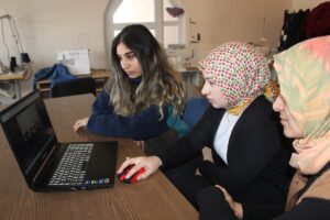 KARS (AA) – Kars'ın Akyaka ilçesindeki Halk Eğitim Merkezi'nde eğitim