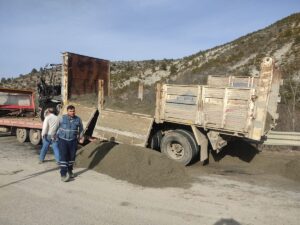 KASTAMONU (AA) – Kastamonu'da seyir halindeki kum yüklü kamyonda çıkan