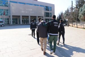 KİLİS (AA) – Kilis'te uyuşturucu operasyonunda gözaltına alınan 3 zanlı