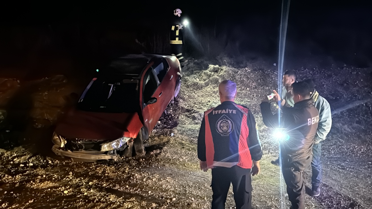 Kırklareli'nde şarampole devrilen otomobildeki 2 kişi yaralandı