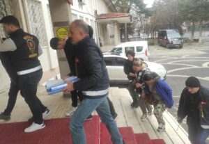 KONYA (AA) – Konya'nın Akşehir ilçesinde düzenlenen uyuşturucu operasyonunda gözaltına