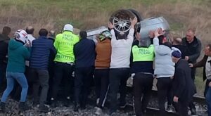 - Devrilen otomobil, tren gelme ihtimali nedeniyle polis ve vatandaşlarca