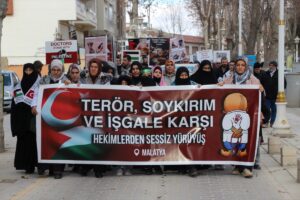 MALATYA (AA) – Malatya'da sağlık çalışanları, düzenledikleri yürüyüşle İsrail'in Filistin'e