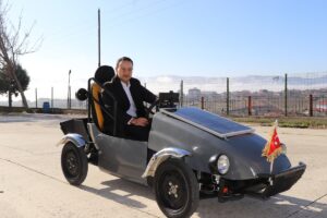 MANİSA (AA) – Manisa'nın Selendi ilçesinde lise öğrencileri, hurda malzemeleri