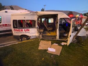 MARDİN (AA) – Mardin'in Artuklu ilçesinde işçi servisi ve kamyonun