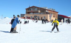 HAKKARİ (AA) – Kış turizminin önemli noktalarından Hakkari'deki Mergabütan Kayak