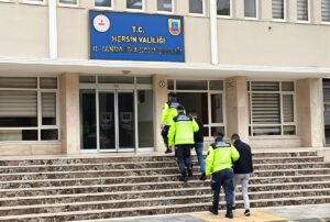 MERSİN (AA) – Mersin'in Tarsus ilçesinde bir kişiyi gasbettikleri iddiasıyla