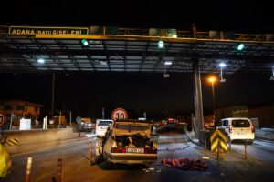 MERSİN (AA) – Mersin'in Tarsus ilçesinde otoyol gişelerindeki beton bariyere