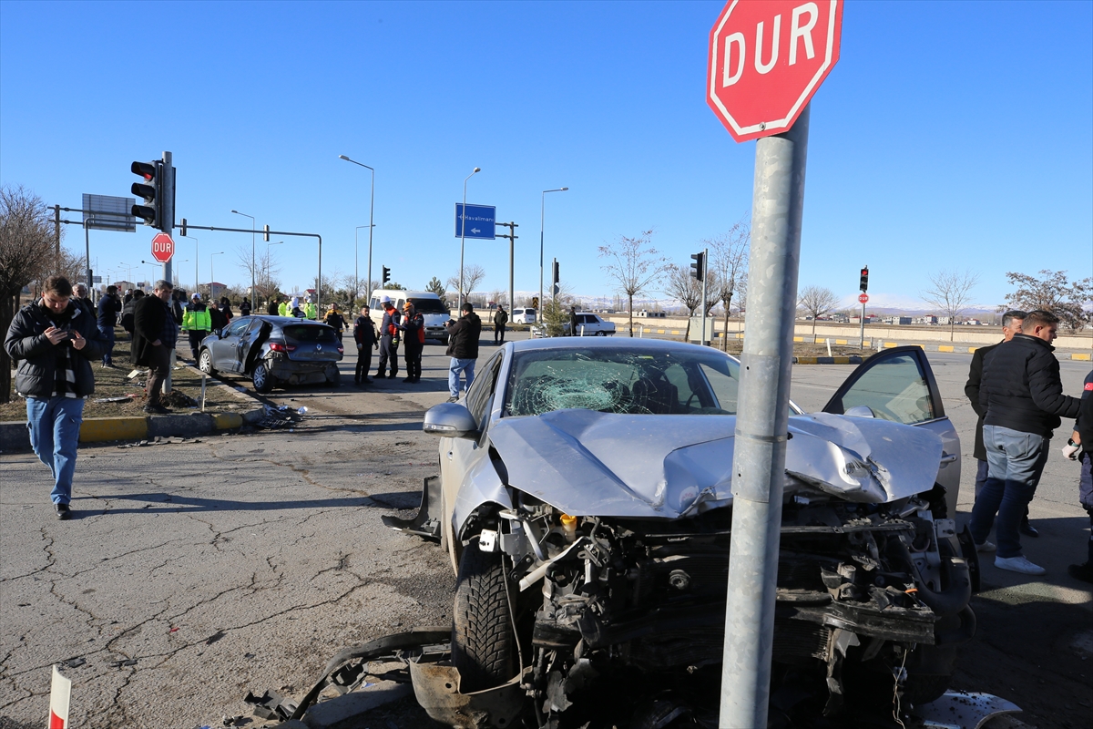 Muş'ta iki otomobilin çarpıştığı kazada 6 kişi yaralandı