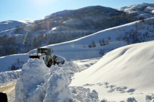 MUŞ (AA) – Muş'ta, karla mücadele ekipleri olumsuz hava koşulları