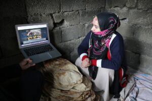 MUŞ (AA) – Muş'ta tandırda ekmek pişiren kadınlar, Anadolu Ajansının