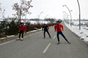 MUŞ (AA) – Muş'ta kayak merkezine yeteri kadar kar yağmadığı