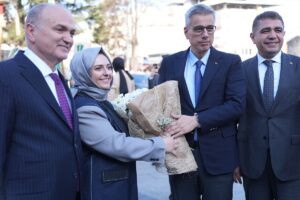 DÜZCE (AA) – Sağlık Bakanı Kemal Memişoğlu, Düzce'de ziyaretler gerçekleştirdi.