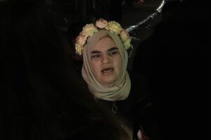 - "İsrailli gardiyanların Filistinli esirleri çığlık çığlığa saçlarından sürüklediğini gördük.