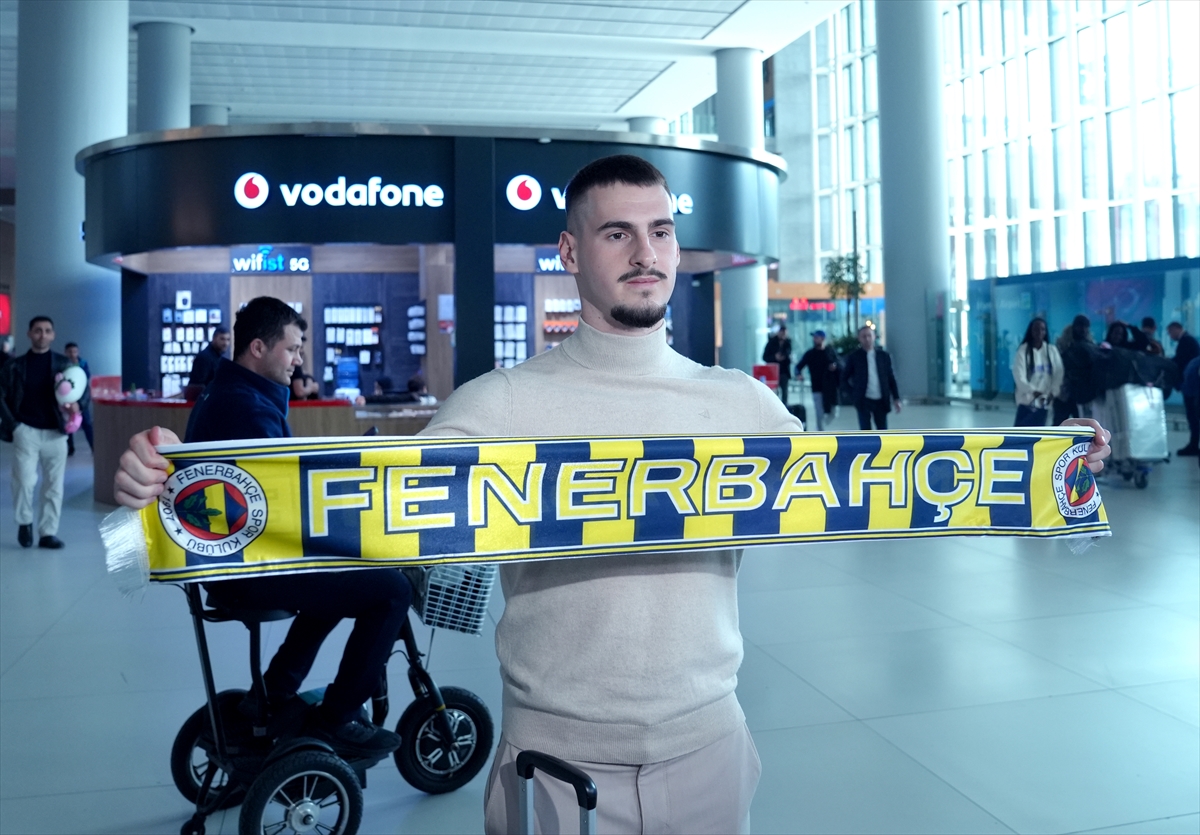 Sırp sağ bek Mimovic, Fenerbahçe için İstanbul'a geldi