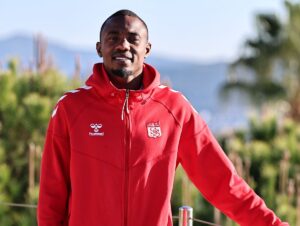 - "Benim ilk pozisyonum forvet ancak problem yok, her yerde