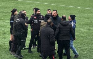 - İki futbolcusu ve teknik direktörü kırmızı kart gören Ahmet
