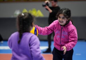 İZMİR (AA) – Hatay'ın Kırıkhan ilçesinde soğan torbalarını dikerek voleybol