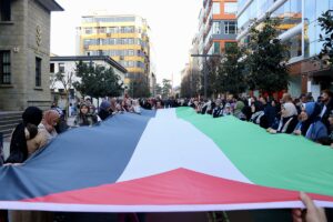 TRABZON (AA) – Trabzon'da toplanan grup, Filistin'e destek amacıyla yürüyüş