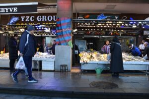 TRABZON (AA) – Trabzon'da balıkçı tezgahlarında hamsinin kilogramı 100 liradan