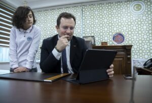 ERBİL (AA) – Türkiye'nin Erbil Başkonsolosu Erman Topçu ile kızı