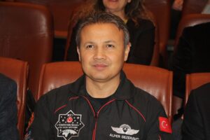 KOCAELİ (AA) – Türkiye'nin ilk astronotu Alper Gezeravcı, Kocaeli'de öğrencilerle