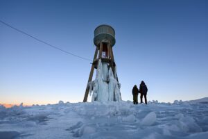 - Soğuk havanın etkisiyle Çatak ilçesindeki şelale dondu, akarsuların yüzeyi