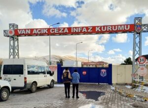 VAN (AA) – Van'da farklı suçlardan haklarında arama kararı bulunan