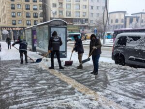 VAN (AA) – Van'da kar yağışı etkili oldu, bazı noktalarda