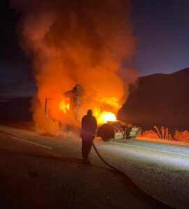 VAN (AA) – Van'ın Çaldıran ilçesinde seyir halindeyken yanan dorsesiz