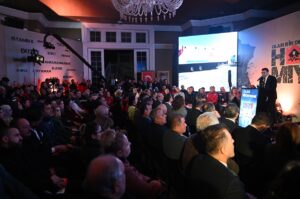 - "(CHP'deki ön seçim kararı) Her şeyden önce aday belirlemenin