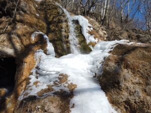 ADANA (AA) – Adana'nın Saimbeyli ilçesindeki soğuk hava nedeniyle buz