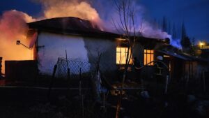 ADANA (AA) – Adana'nın Tufanbeyli ilçesinde bir evde çıkan yangın