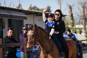 ADANA (AA) – Adana'da atlı polislerle tanışmayı isteyen ilkokul öğrencileri,