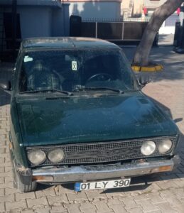 ADANA (AA) – Adana'da, otomobilin arka koltuğuna yüklediği motosikletin yarısının