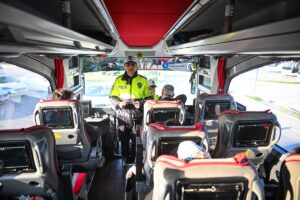 ADANA (AA) – Adana'da trafik polisleri şehirler arası yolcu otobüslerine