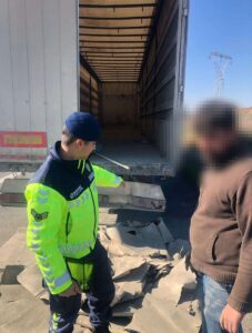 ADANA (AA) – Adana'da yol kenarına moloz döken tır sürücüsüne