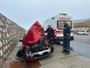 ADIYAMAN (AA) – Adıyaman'ın Kahta ilçesinde otomobil ile traktörün çarpışması
