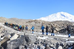 - Kar, tipi ve buzlanma nedeniyle bazı dağcıların geri dönmek