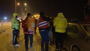 AĞRI (AA) – Ağrı-Iğdır kara yolunda mahsur kalanlara Türk Kızılay