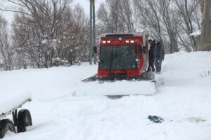 AĞRI (AA) – Ağrı'da yoğun kar ve tipi nedeniyle yolu