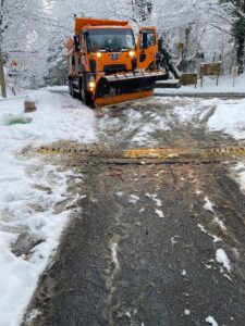 - Şehrin güney kesimlerinde 10 santimetre ölçülen kar kalınlığı, kırsal