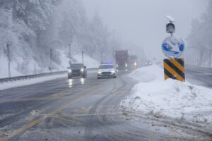 - Ulaşımın normal seyrinde ilerlediği bölgede Karayolları ekipleri kar küreme