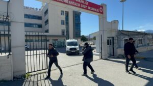 ANTALYA (AA) – Antalya'nın Kepez ilçesinde çıkan bıçaklı kavgada ağır