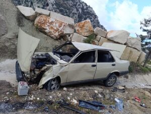 ANTALYA (AA) – Antalya'nın Finike ilçesinde otomobilin devrilmesi sonucu 6