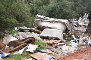 ANTALYA (AA) – Antalya'da ormanlık alana kaçak dökülen çöp ve