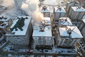 ARTVİN (AA) – Artvin'in Arhavi ilçesinde 5 katlı binanın çatısında