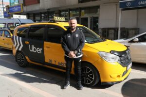 İZMİR (AA) – İzmir'de askeri üniforma giyerek birçok taksiciyi dolandırdığı