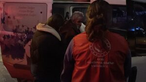 AYDIN (AA) – Aydın'da yere düşürdüğü erzaklarını toplarken görüntülenen kişi,