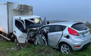 BALIKESİR (AA) – Balıkesir'in Gönen ilçesinde otomobil ile kamyonetin çarpışması